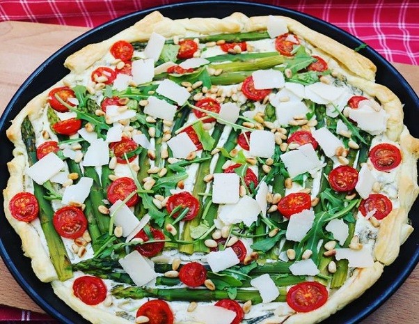 Blätterteig Pizza mit grünem Spargel