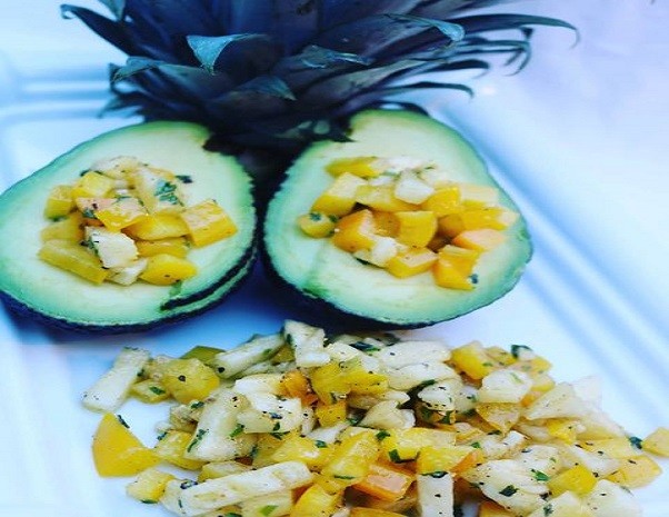 Avocado mit karibischer Ananas Ingwer Salsa