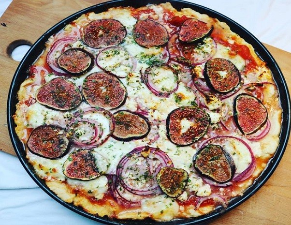 Rote Zwiebel Pizza mit Feigen, Feta & Mozzarella