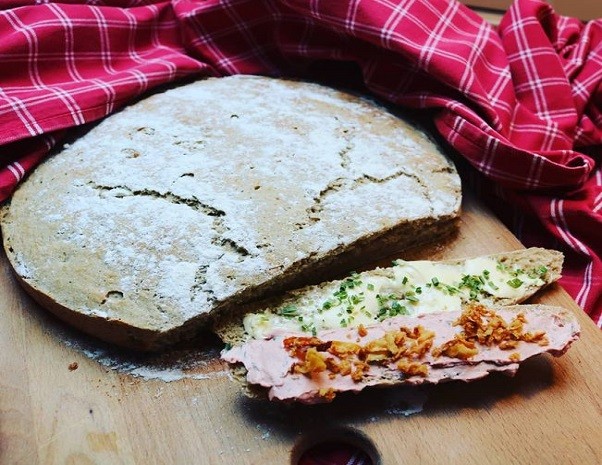 Roggen Krustenbrot mit Honig