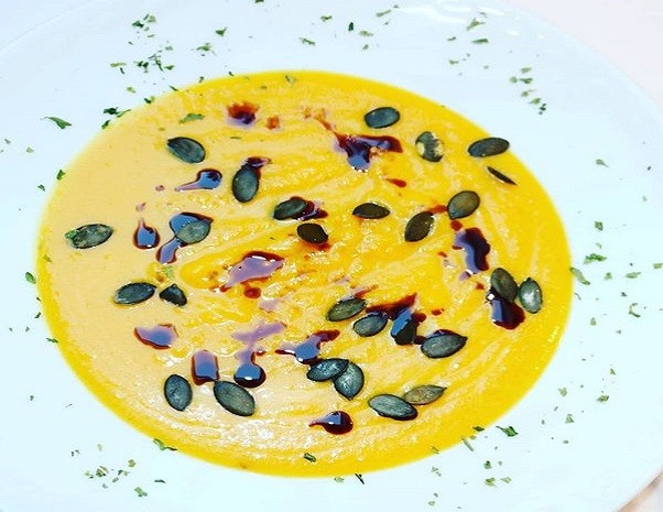 Kürbis Mango Suppe mit Joghurt