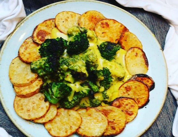 Brokkoli in Honig Senfsauce mit Kartoffel Slices