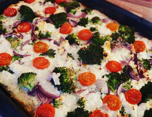 Pizza mit Brokkoli & Creme fraiche