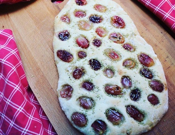 Focaccia mit Trauben und Rosmarin