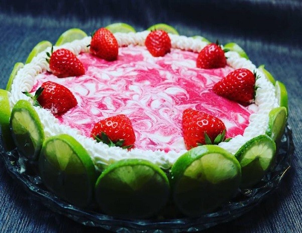 Buttermilch Kuchen mit Erdbeeren & Limetten