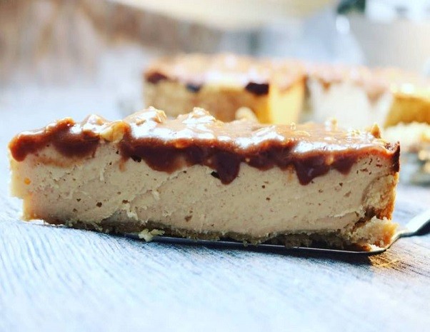 Peanutbutter Cheesecake mit Snickers Guss