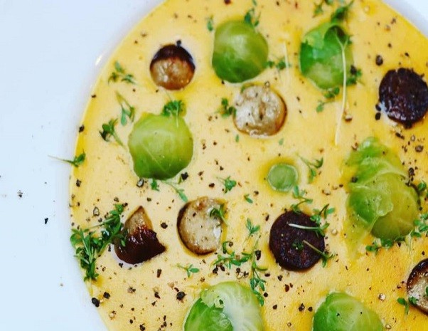 Kürbis Kartoffelsuppe mit Rosenkohl & Sojawürstchen