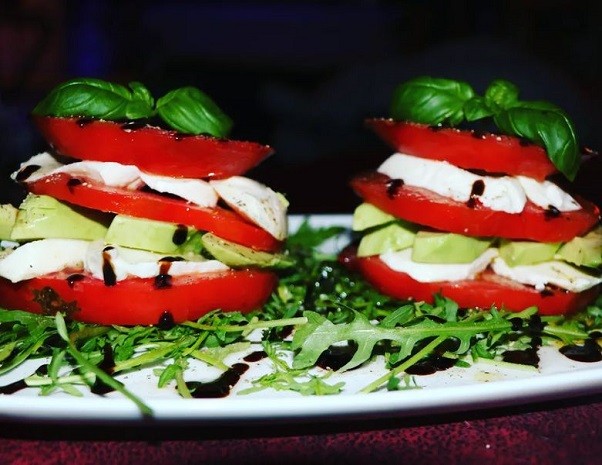 Tomate Mozzarella mit Avocado