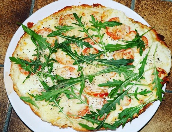 Fladenbrot Pizza mit Tomaten und Rucola