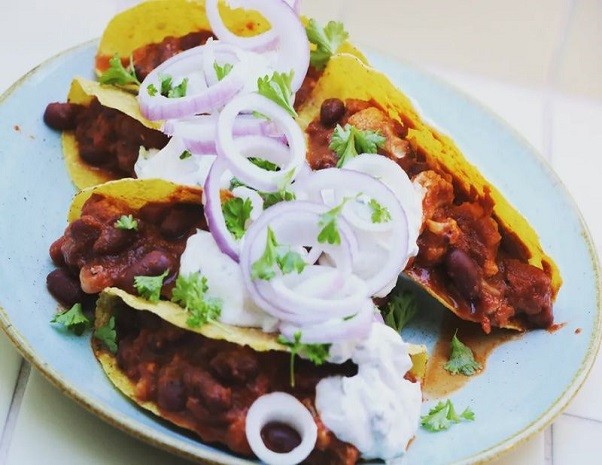 Tacos mit Blumenkohl Bohnen Mole und Sour Cream
