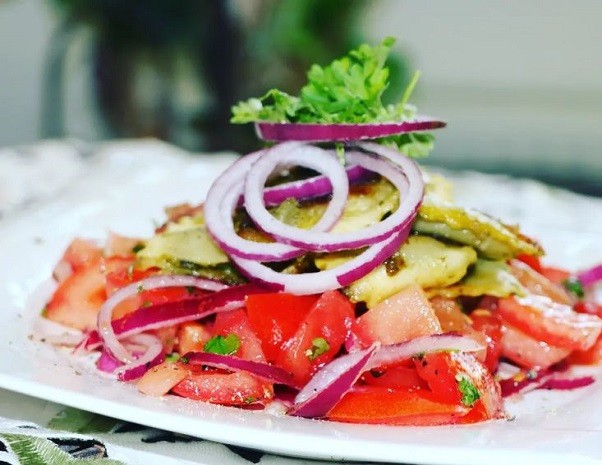 Tomatensalat mit Maultaschen