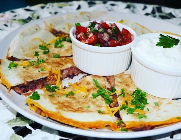 Quesadillas mit Bohnenmus und Tomatensalsa