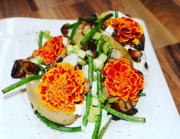 Ofenkartoffeln mit Gemüse und Blüten