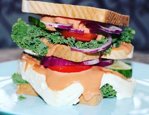Grünkohl Feta Sandwich mit Tomatenmayo