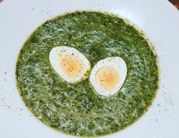 Grünkohl Rahmsuppe mit Ei