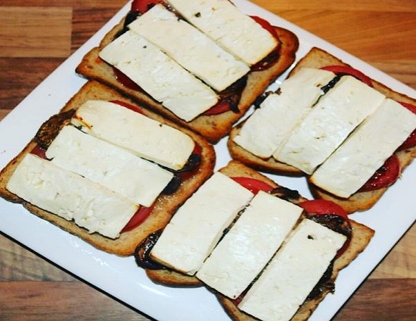Tomaten Champignon Toast mit Feta