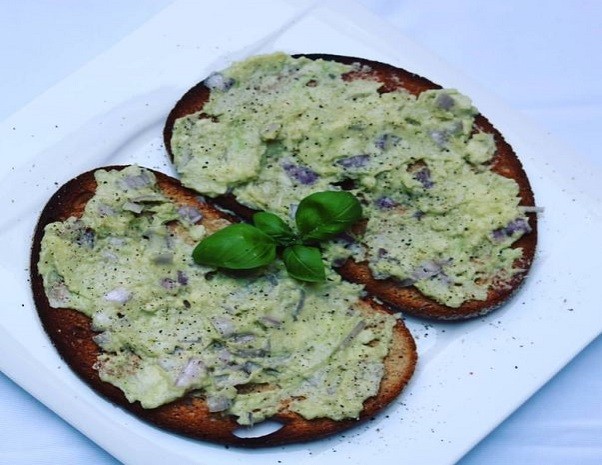 Röstbrot mit Avocadodip