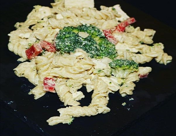 Nudelsalat mit Brokkoli & Feta