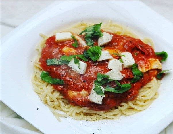 Pasta mit Tomaten & Mozzarella