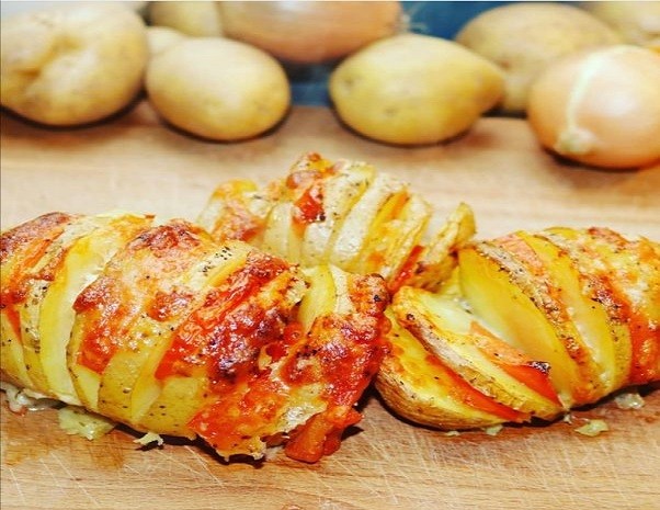 Fächerkartoffeln mit Tomaten