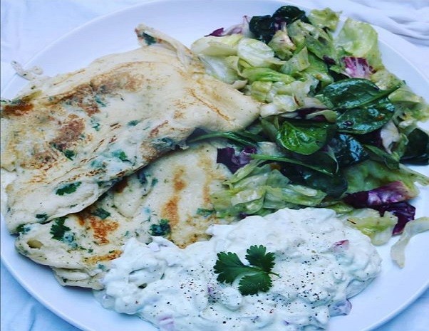 Kräuterpfannkuchen mit Salat & Dip