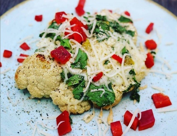 Blumenkohlsteak mit feuriger Käsekruste