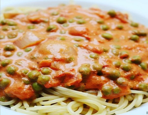 Spaghetti mit Frischkäse Tomatensauce & Erbsen
