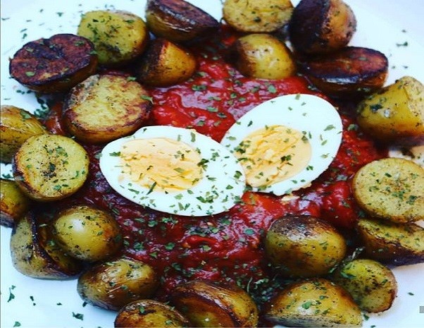 Eier auf Tomatensauce mit Kartoffeln