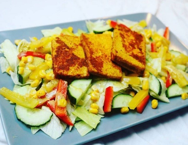 Würziger Tofu auf Salat