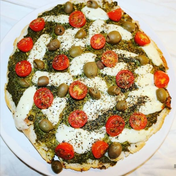 Fladenbrotpizza mit Pesto & Oliven & Mozzarella