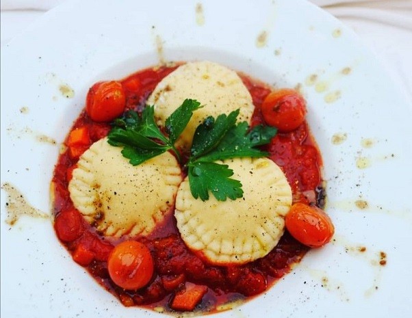 Kräuter Ravioli mit Tomatensauce
