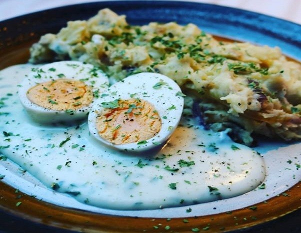 Eier in Petersiliensauce mit Stampfkartoffeln